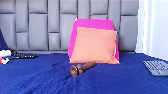 melany roberts  online show from 04-28-26, 03:11