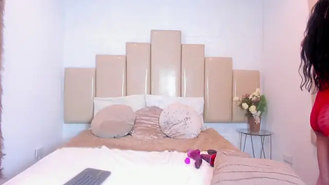 Lara pons online show from 04-18-26, 01:59