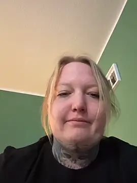 Snapshot of Lolaaxxx13 chatting on 05-16-26, 06:28 Lolaaxxx13 online show from 05-16-26, 06:28