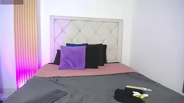 Luna Millers online show from 04-22-26, 04:04