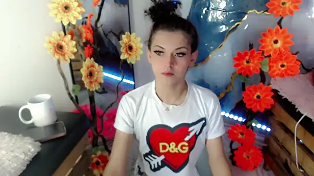 Snapshot of NathalialLooes chatting on 06-10-26, 05:07 NathalialLooes online show from 06-10-26, 05:07
