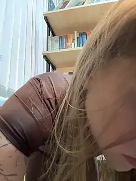 Snapshot of StreetSquirt chatting on 06-01-26, 03:30 StreetSquirt online show from 06-01-26, 03:30