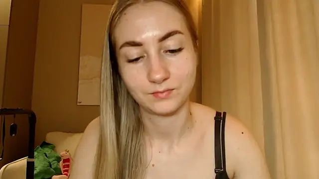 Snapshot of BluueSilk chatting on 01-29-25, 12:24 BluueSilk online show from 01-29-25, 12:24