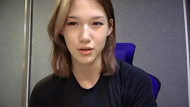 Snapshot of lilXdomiii chatting on 06-10-26, 03:11 lilXdomiii online show from 06-10-26, 03:11