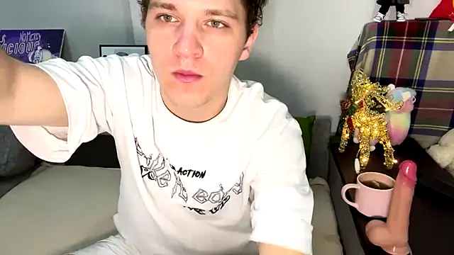 Snapshot of Bob_bucks chatting on 03-12-26, 01:45 Bob bucks online show from 03-12-26, 01:45