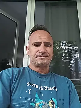 Snapshot of bobo672 chatting on 06-12-26, 05:50 bobo672 online show from 06-12-26, 05:50