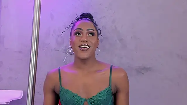 Snapshot of naomi__blair chatting on 05-11-26, 03:45 naomi blair online show from 05-11-26, 03:45