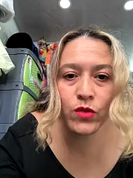 Snapshot of _luisaeliza_ chatting on 04-25-26, 04:15 luisaeliza online show from 04-25-26, 04:15