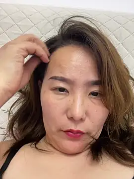 Snapshot of Youyou_12 chatting on 04-17-26, 10:40 Youyou 12 online show from 04-17-26, 10:40