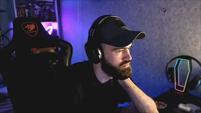 Snapshot of _Mostly_ chatting on 03-10-26, 04:12 Mostly online show from 03-10-26, 04:12