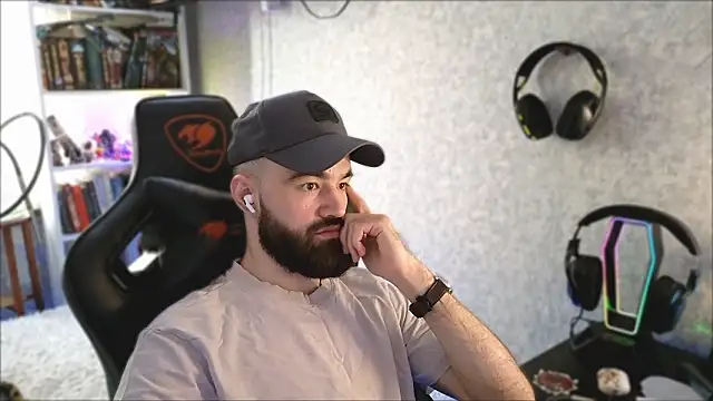 Snapshot of _Mostly_ chatting on 03-11-26, 05:02 Mostly online show from 03-11-26, 05:02