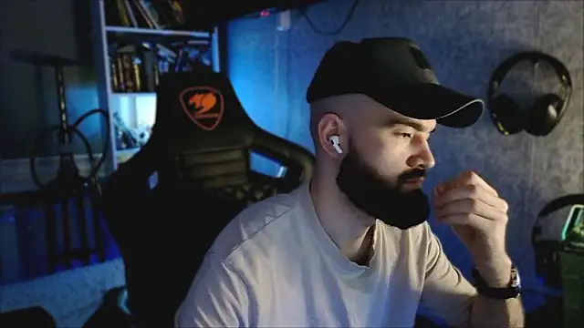 Snapshot of _Mostly_ chatting on 03-11-26, 06:03 Mostly online show from 03-11-26, 06:03