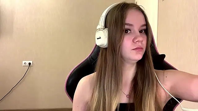 AgnesShy  online show from 03-11-26, 12:44