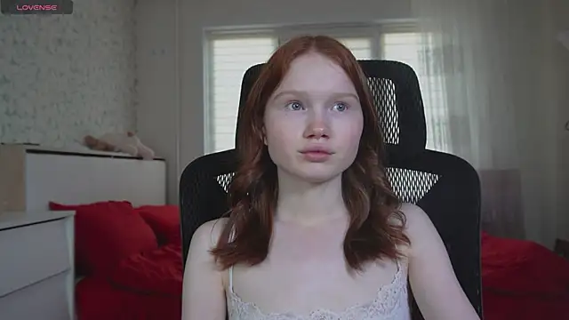 Snapshot of Nellie_baby chatting on 05-31-26, 12:01 Nellie baby online show from 05-31-26, 12:01