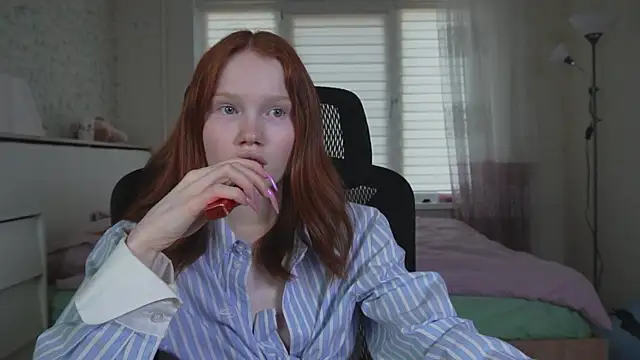 Snapshot of Nellie_baby chatting on 06-03-26, 02:33 Nellie baby online show from 06-03-26, 02:33