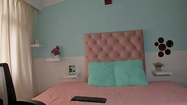 Snapshot of kendall_hernandez chatting on 03-16-26, 01:59 kendall hernandez online show from 03-16-26, 01:59