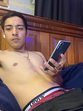 Snapshot of Tupapi696969q chatting on 05-13-26, 04:32 Tupapi696969q online show from 05-13-26, 04:32