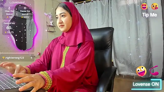 Snapshot of SamiraAwada chatting on 03-05-26, 07:10 SamiraAwada online show from 03-05-26, 07:10