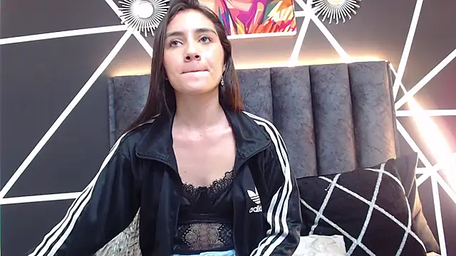 Vaiolletcooper online show from 04-15-26, 04:14