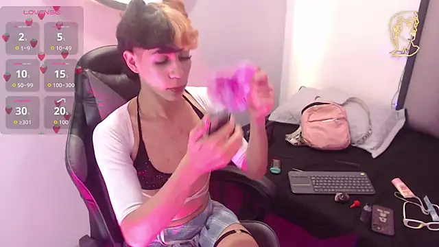 Snapshot of Philipp-Jones chatting on 03-07-26, 12:35 Philipp-Jones online show from 03-07-26, 12:35