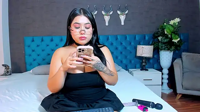 LunnaMoretti online show from 04-23-26, 01:57