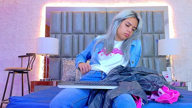 AlanaHouston online show from 04-24-26, 04:37