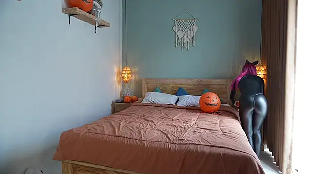 Sarah Pink online show from 10-31-25, 01:39