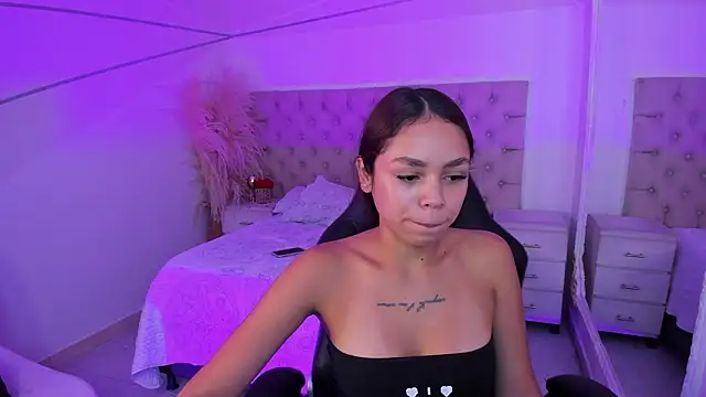 Snapshot of CarolineFyre chatting on 03-13-26, 01:07 CarolineFyre online show from 03-13-26, 01:07