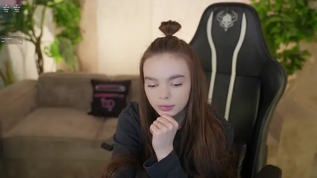 Snapshot of Zlata_Sky chatting on 12-13-25, 07:53 Zlata Sky online show from 12-13-25, 07:53