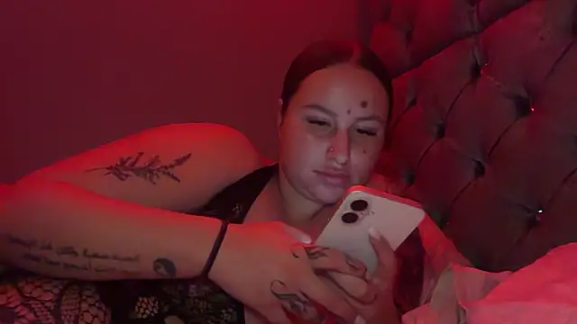 Snapshot of MissSophhh chatting on 02-10-26, 10:25 MissSophhh online show from 02-10-26, 10:25