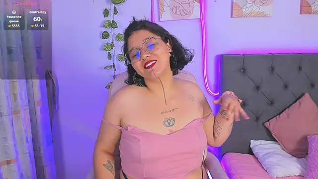 Snapshot of Sylvara_bx chatting on 02-18-26, 12:45 Sylvara bx online show from 02-18-26, 12:45