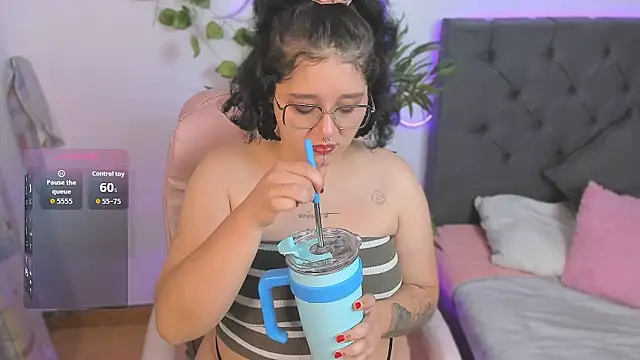 Snapshot of Sylvara_bx chatting on 02-26-26, 12:48 Sylvara bx online show from 02-26-26, 12:48