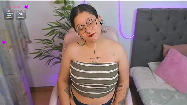 Snapshot of Sylvara_bx chatting on 03-03-26, 12:33 Sylvara bx online show from 03-03-26, 12:33