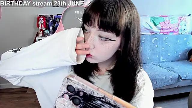 MollysLand online show from 06-17-26, 09:01