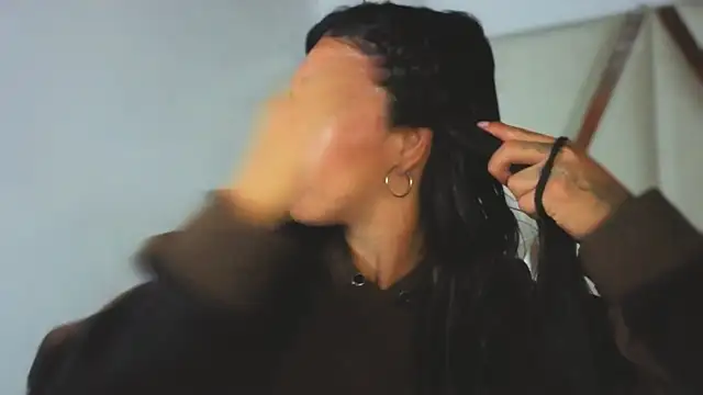 MeelFox online show from 04-11-26, 01:37