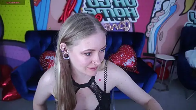 Snapshot of DramaQuenns chatting on 02-14-26, 06:43 DramaQuenns online show from 02-14-26, 06:43