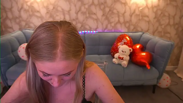 Snapshot of DramaQuenns chatting on 02-15-26, 07:51 DramaQuenns online show from 02-15-26, 07:51