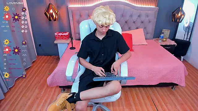 Snapshot of Noa_03 chatting on 03-06-26, 12:56 Noa 03 online show from 03-06-26, 12:56