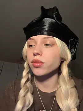  luna fox  online show from 03-17-26, 06:33