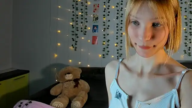 Snapshot of Kiracute18 chatting on 02-22-26, 09:35 Kiracute18 online show from 02-22-26, 09:35