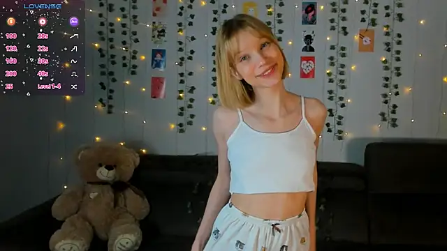 Snapshot of Kiracute18 chatting on 02-27-26, 04:51 Kiracute18 online show from 02-27-26, 04:51