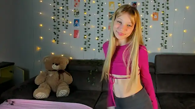 Snapshot of Kiracute18 chatting on 03-10-26, 05:18 Kiracute18 online show from 03-10-26, 05:18