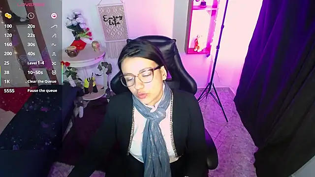 Snapshot of QueenRose94 chatting on 03-03-26, 04:02 QueenRose94 online show from 03-03-26, 04:02