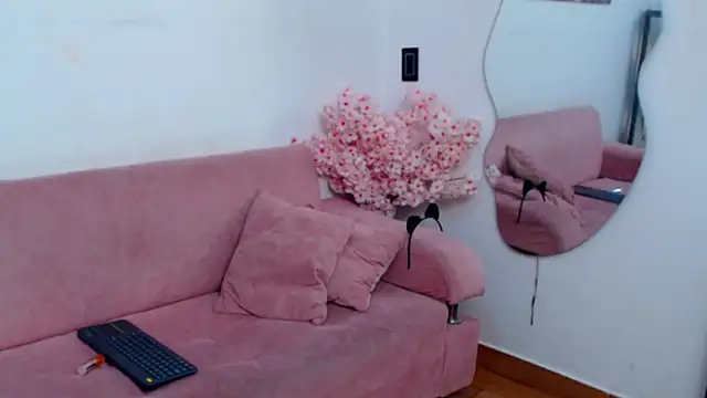 Snapshot of Kitty_f00x chatting on 04-30-26, 08:57 Kitty f00x online show from 04-30-26, 08:57