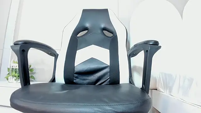 luna bradley  online show from 03-24-26, 12:21