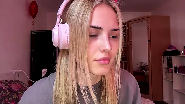 Snapshot of Evva_mayy chatting on 03-05-26, 10:44 Evva mayy online show from 03-05-26, 10:44