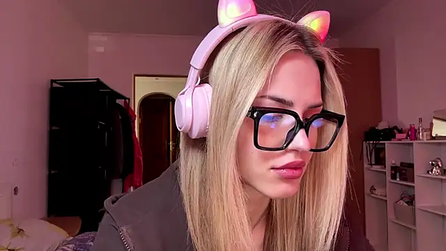 Snapshot of Evva_mayy chatting on 03-22-26, 10:29 Evva mayy online show from 03-22-26, 10:29