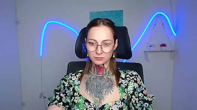 Snapshot of Esmi_Winter chatting on 05-07-26, 11:48 Esmi Winter online show from 05-07-26, 11:48