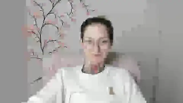 Snapshot of Esmi_Winter chatting on 05-18-26, 05:41 Esmi Winter online show from 05-18-26, 05:41