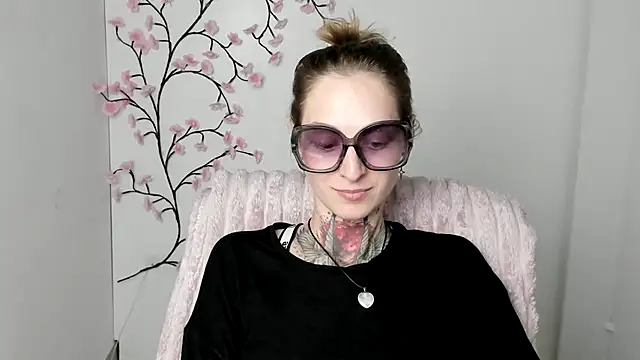 Snapshot of Esmi_Winter chatting on 07-11-26, 11:35 Esmi Winter online show from 07-11-26, 11:35